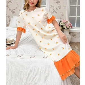 Nuisette fleurie pour femme avec bordures à volants orange et motif floral vintage