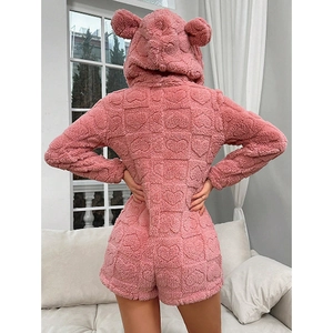 Combinaison rose en peluche à motifs cœurs et oreilles d'ours, vue arrière à l'intérieur