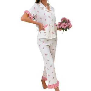 Ensemble pyjama à fleurs avec roses roses, poignets évasés et ourlet à volants