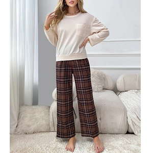 Damen Loungewear-Set mit beigem Strickoberteil und brauner Vintage-Karo-Schlafhose