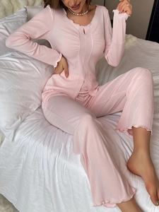 Détail de l'ensemble loungewear en maille côtelée rose avec bords volantés et col V