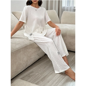 Ensemble détente femme blanc crème texturé avec haut à manches courtes et pantalon