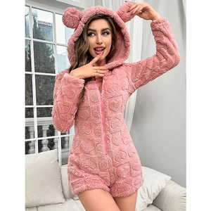 Pyjama une pièce à capuche rose duveteux avec texture cœur et oreilles d'ours