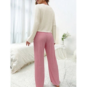 Pigiama da donna con top a maniche lunghe beige e pantaloni plissettati rosa