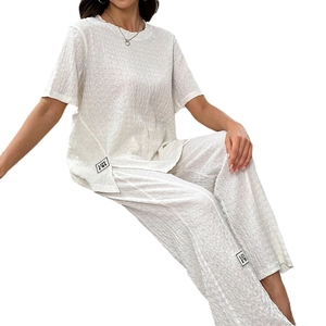 Ensemble détente blanc deux pièces pour femme avec haut à manches courtes et pantalon large