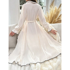 Peignoir élégant crème à volants avec bordure noire contrastante et ceinture pour femme