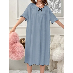 Détail de la chemise de nuit bleu clair avec col à volants et petit nœud noir