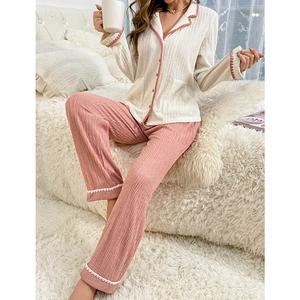 Détail des bords festonnés sur le pyjama crème en maille côtelée texturée fine