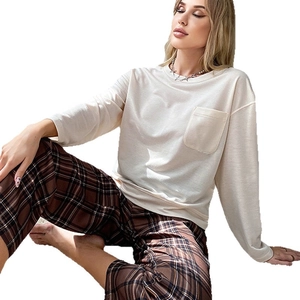 Damen-Loungewear-Set mit cremefarbenem Langarmshirt und braun karierter Hose für zu Hause