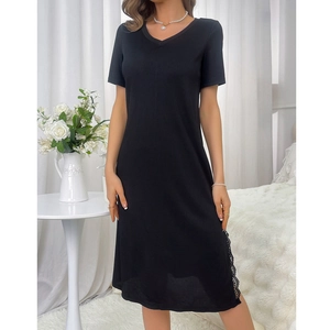 Elegante abito nero con scollo a V a maniche corte e pizzo laterale in una camera da letto