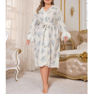 Robe de nuit fleurie grande taille avec col en V, manches à volants et ceinture nouée