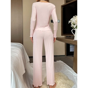 Pyjama rose en maille côtelée avec haut à manches longues, pantalon et bords ondulés
