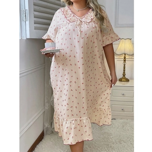 Nuisette grande taille avec imprimé cerise et col de poupée à volants pour femme
