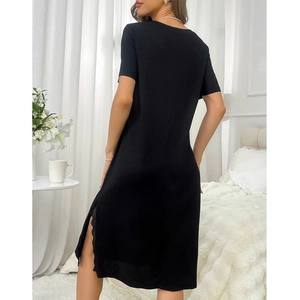 Dettaglio della camicia da notte nera a maniche corte con pizzo delicato sullo spacco