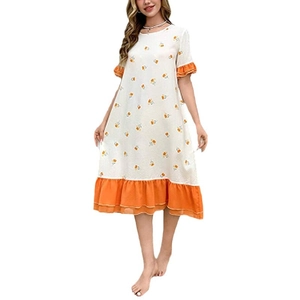 Sommerliches Blumen-Nachthemd mit Rüschenärmeln und Saum in Creme und Orangefarben