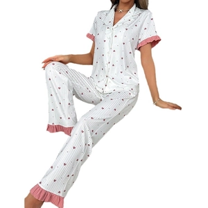 Set pigiama donna dolce con strisce rosa, cuori rossi e bordi in pizzo con volant