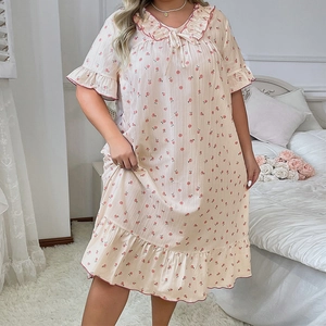 Détail de la chemise de nuit florale montrant le col à volants et le motif pêche imprimé