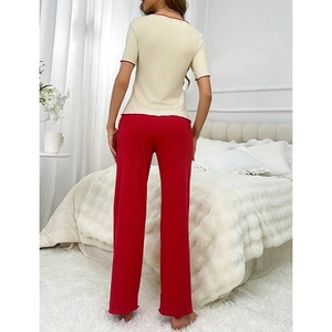Ensemble pyjama deux pièces pour femme avec haut crème et pantalon large rouge en maille