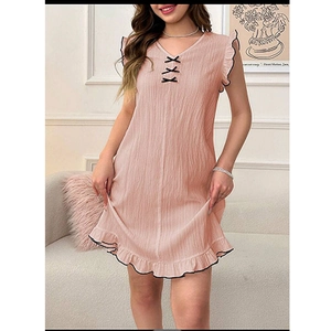 Nuisette d'été plissée rose avec col en V à lacets et bordures noires à volants