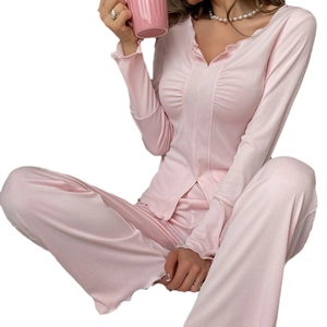 Ensemble d'intérieur rose côtelé avec haut à manches longues col V et pantalon large