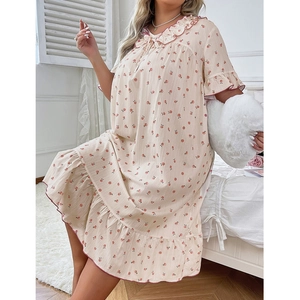 Robe de nuit à col Claudine et fleurs avec manches courtes et bords à volants doux