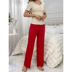 Ensemble pyjama femme avec haut beige à manches courtes et pantalon rouge décontracté