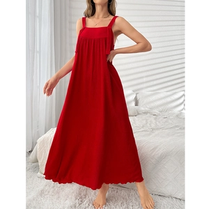 Nuisette longue rouge à bretelles en tissu plissé pour un style d'été confortable et sexy