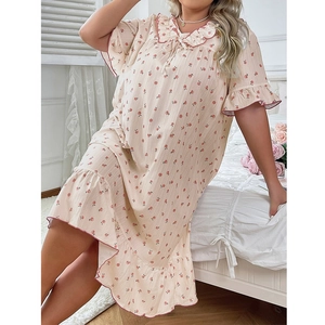 Nuisette grande taille à col Claudine avec imprimé cerise et détails à volants