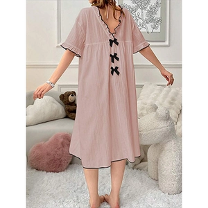 Détail de la chemise de nuit rose avec dos nu orné de trois nœuds en ruban noir