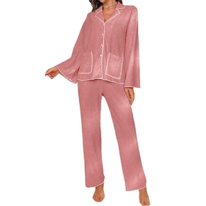 Damen-Schlafanzugset in Rosa mit Faltenstruktur, langärmligem Hemd und langer Hose