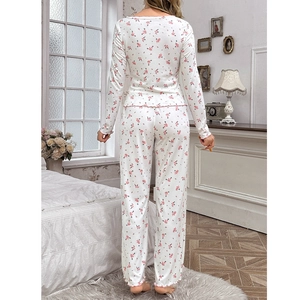 Ensemble pyjama fleuri pour femme avec manches longues et bords ondulés blancs