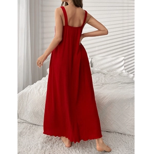 Nuisette longue rouge sexy dos nu pour femme avec coupe ample et tissu drapé de qualité