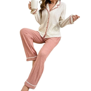 Ensemble pyjama femme avec chemise à revers crème et pantalon rose doux