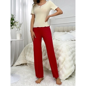 Pyjama femme en tricot côtelé avec haut blanc cassé et pantalon rouge à jambes larges