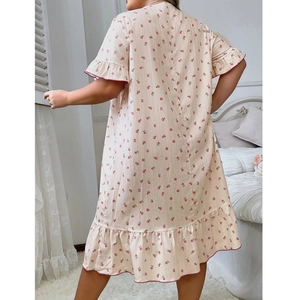 Nuisette femme grande taille à imprimé floral avec col à lacets et ourlet à volants