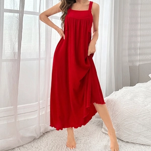 Nuisette longue rouge sans manches élégante avec texture plissée et col carré
