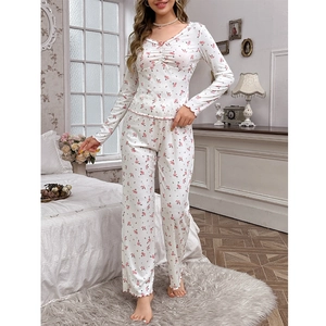 Détail d'un pyjama floral pour femmes avec col en V, nœud rose et bords à volants doux