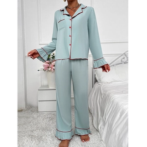 Ensemble de pyjama bleu clair deux pièces avec liseré rouge et poignets à volants