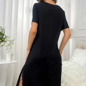 Camicia da notte nera a maniche corte da donna con spacco laterale e bordo in pizzo