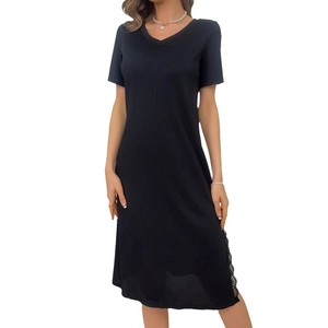 Elegante abito midi nero con scollo a V, trama a costine e dettaglio in pizzo sullo spacco