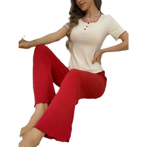 Ensemble détente deux pièces en maille côtelée avec haut à manches courtes et pantalon rouge