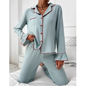 Pyjama femme avec passepoil contrasté, finitions volantées et haut boutonné à manches longues