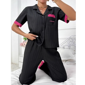 Détail de l'ensemble pyjama noir deux pièces avec texture plissée et dentelle fuchsia
