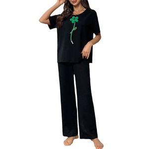 Ensemble de détente noir pour femme avec texture gaufrée et détail de fleur verte