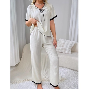 Set da casa color crema da donna con pizzo nero e dettaglio fiocco raffinato