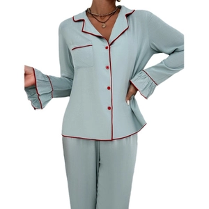 Ensemble de pyjama femme turquoise clair avec liseré rouge et col à revers