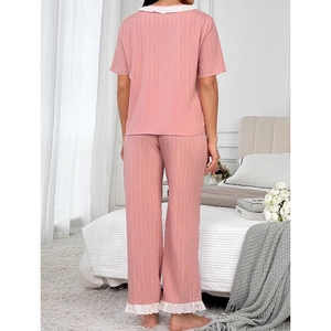 Ensemble de pyjama rose en maille gaufre avec dentelle blanche et col rond confortable