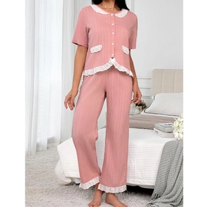 Ensemble pyjama rose à manches courtes pour femmes avec dentelle blanche et boutons perles