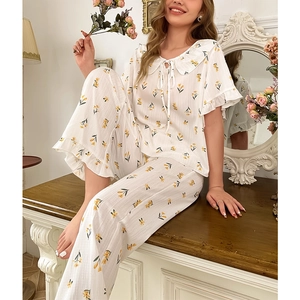 Zweiteiliger Damen-Schlafanzug mit Blumenmuster, Kurzarm-Oberteil und langer Hose