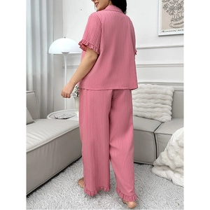 Pyjama deux pièces rose pour femme avec col à revers, maille côtelée et détails en dentelle